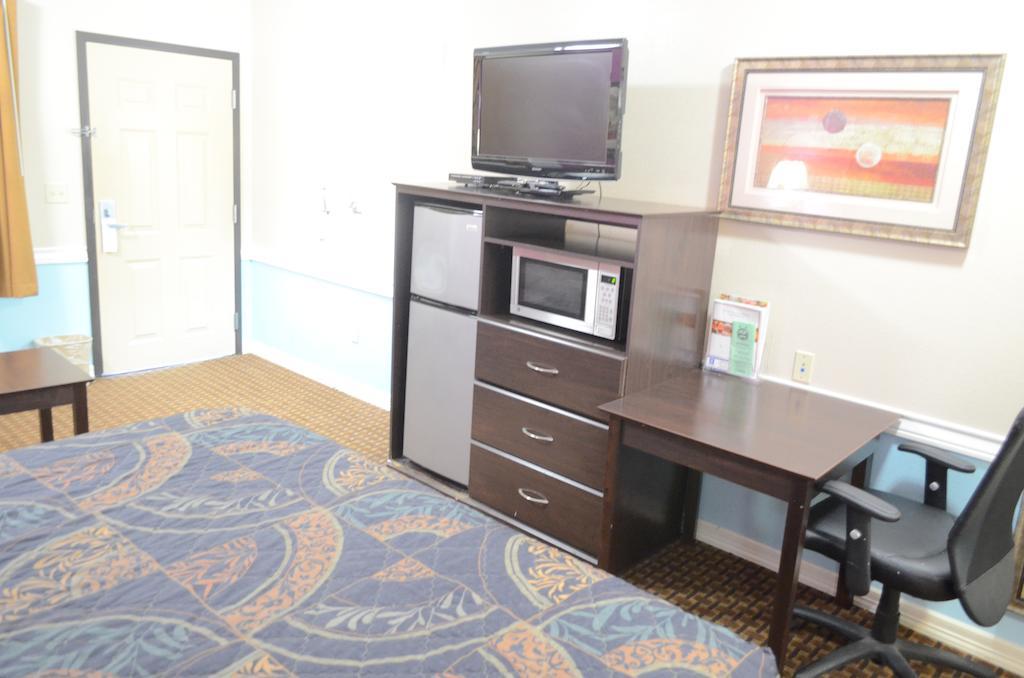 Budget Host Inn & Suites Humble Room photo