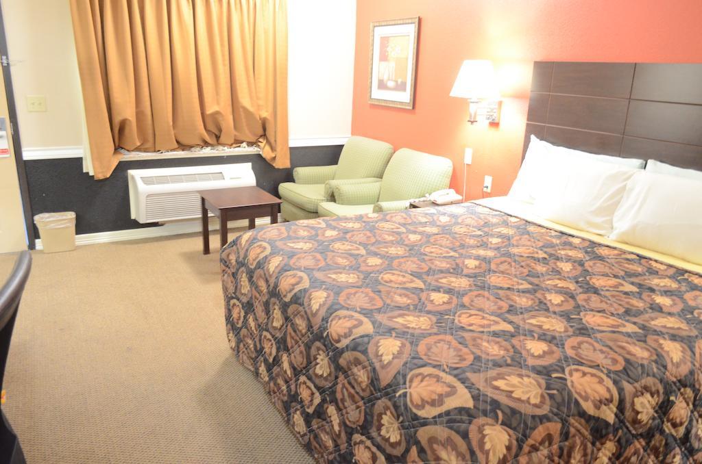 Budget Host Inn & Suites Humble Room photo