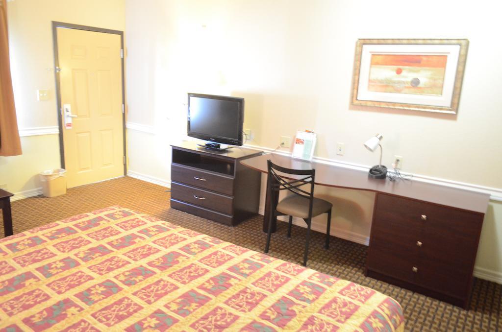 Budget Host Inn & Suites Humble Room photo
