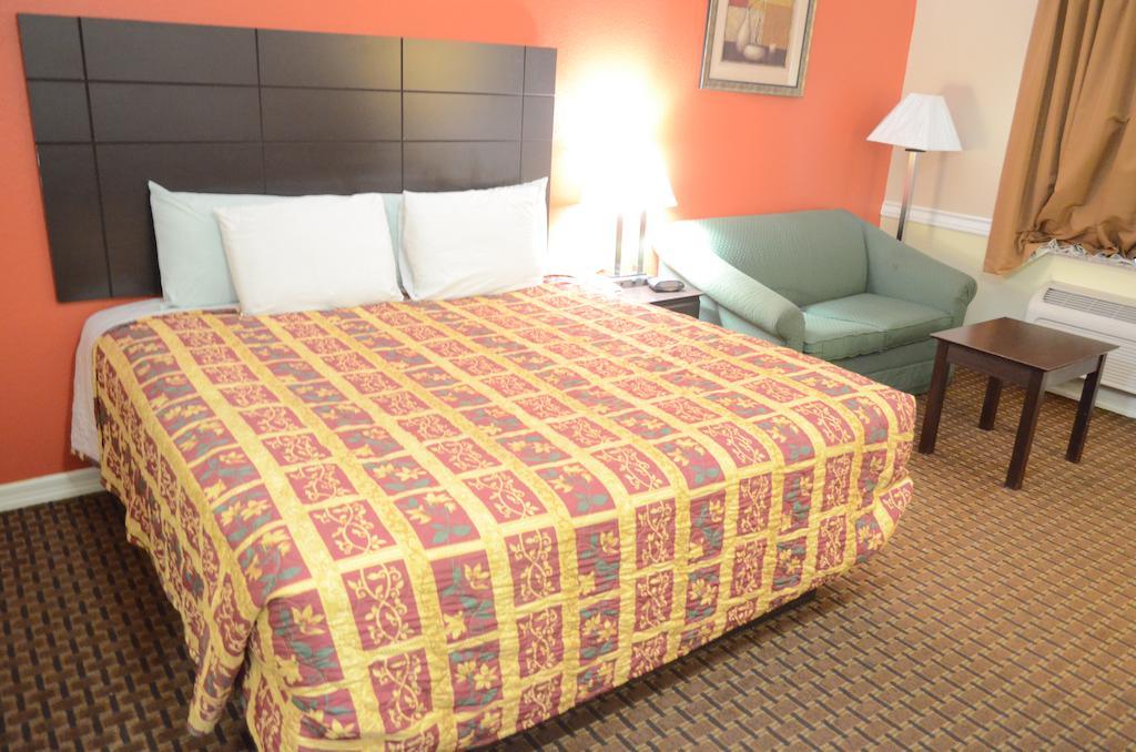 Budget Host Inn & Suites Humble Room photo