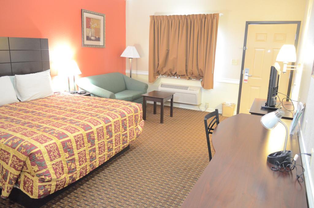 Budget Host Inn & Suites Humble Room photo