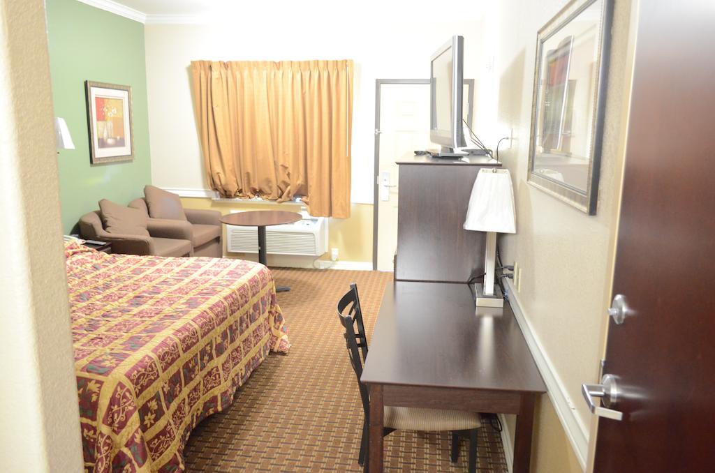 Budget Host Inn & Suites Humble Room photo