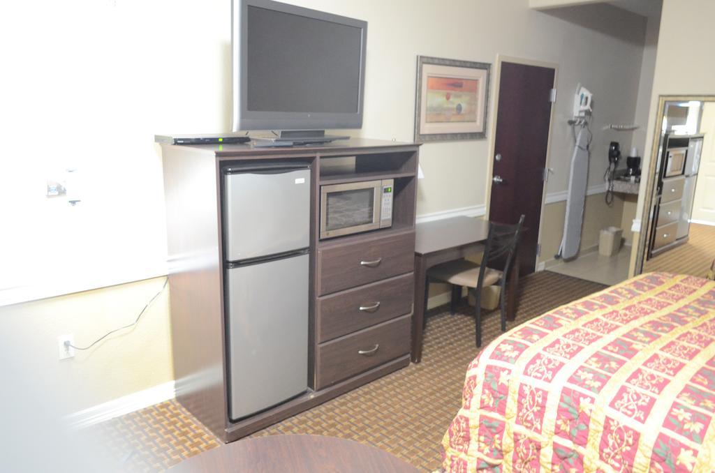 Budget Host Inn & Suites Humble Room photo