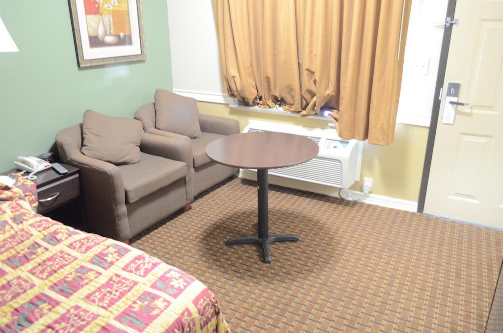 Budget Host Inn & Suites Humble Room photo